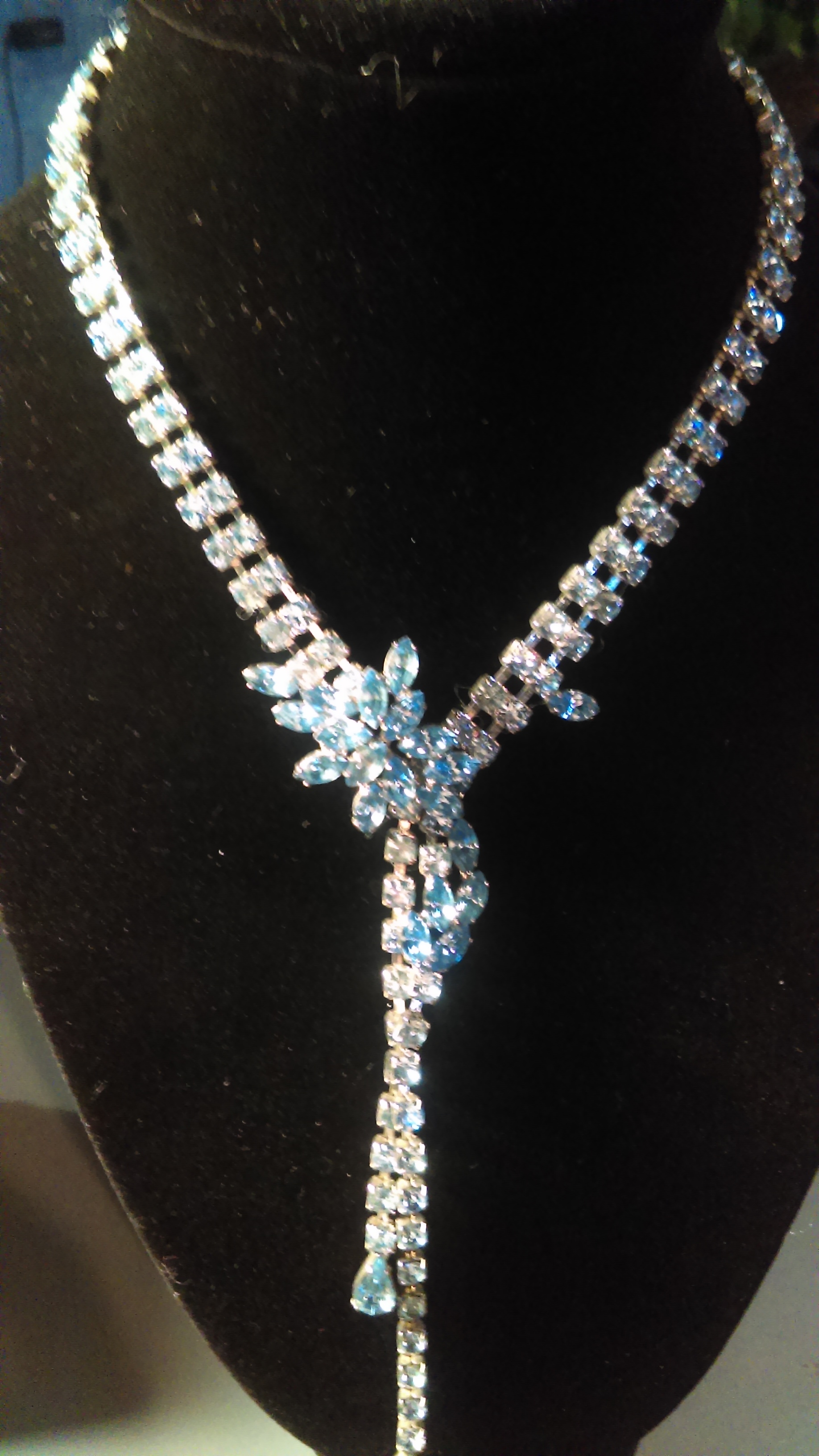 Neclace with swarovsky elements